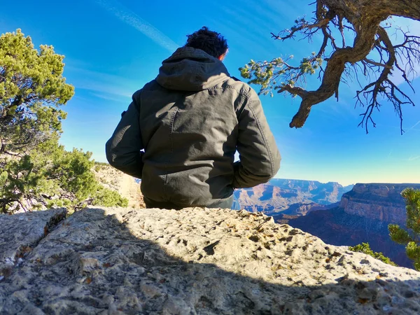 Giovane ragazzo che guarda al paesaggio in America occidentale — Foto Stock