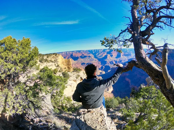 Giovane ragazzo che guarda al paesaggio in America occidentale — Foto Stock