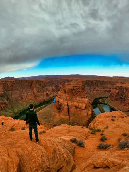 Young boy looking to the landscape in west america — Stock Photo, Image