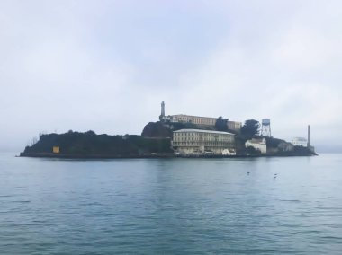 bir adada hapishaneye deniz yoluyla gidiyor