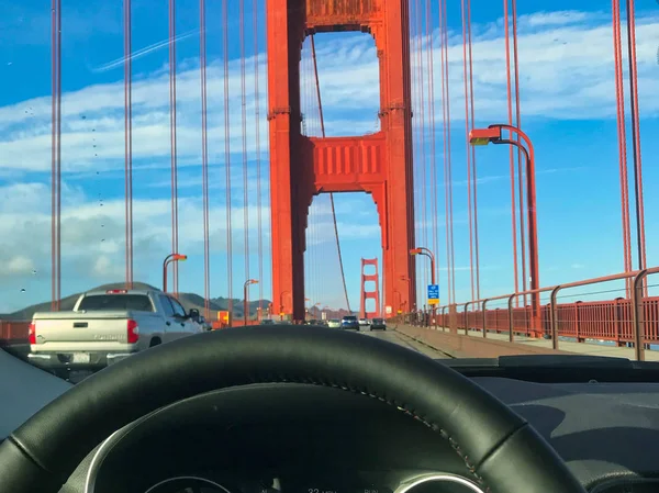 Conducción en puente de puerta de oro en América — Foto de Stock
