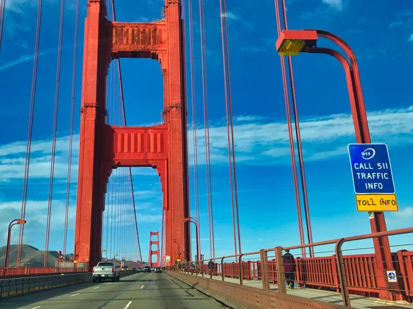 Amerika'da Golden Gate köprüsünde sürüş — Stok fotoğraf