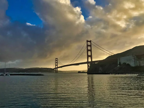 Bonita vista al atardecer frente al puente de la puerta de oro —  Fotos de Stock