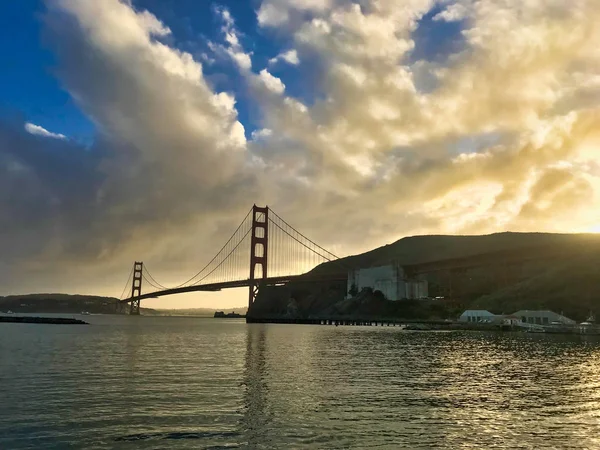 Bonita vista al atardecer frente al puente de la puerta de oro —  Fotos de Stock