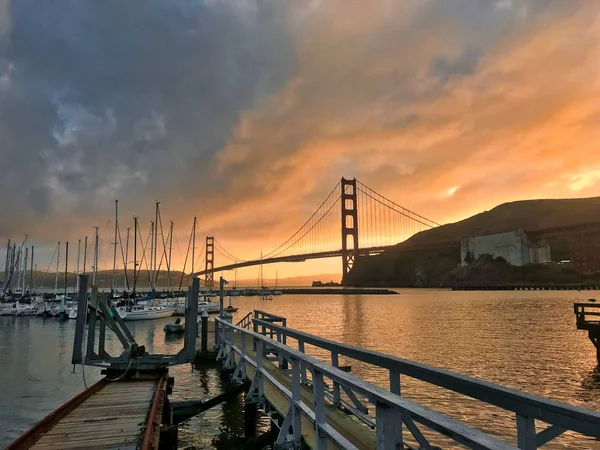 Bonita vista al atardecer frente al puente de la puerta de oro —  Fotos de Stock