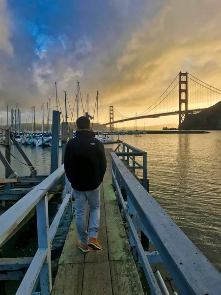 Homem por trás olhando para ponte portão dourado — Fotografia de Stock