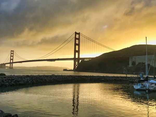 Bonita vista al atardecer frente al puente de la puerta de oro —  Fotos de Stock
