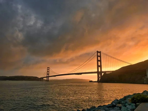 Altın kapı köprüsü önünde güzel günbatımı görünümü — Stok fotoğraf