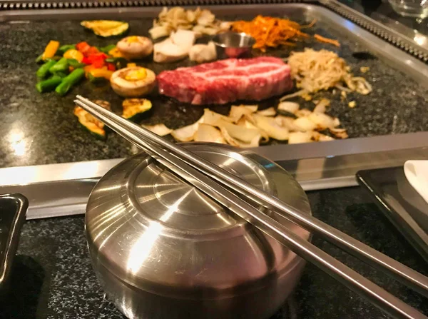 Comida coreana pronta para comer no churrasco — Fotografia de Stock