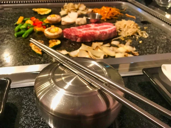 Koreańskie jedzenie gotowe do jedzenia na grillu — Zdjęcie stockowe