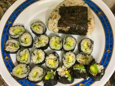 Kore suşi gimbap adlı yemeye hazır