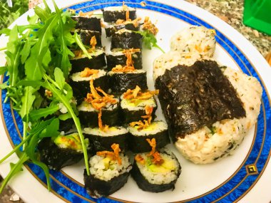 Kore suşi gimbap adlı yemeye hazır