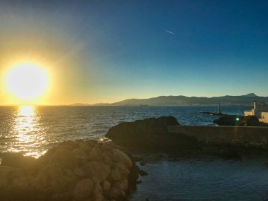 İspanya'nın plaj ve deniz tarafında güzel gün batımı