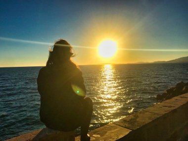 deniz kenarında telefon ile oynayan güzel asyalı kız