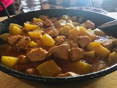 büyük bir kapta İspanyol güveç tarifi