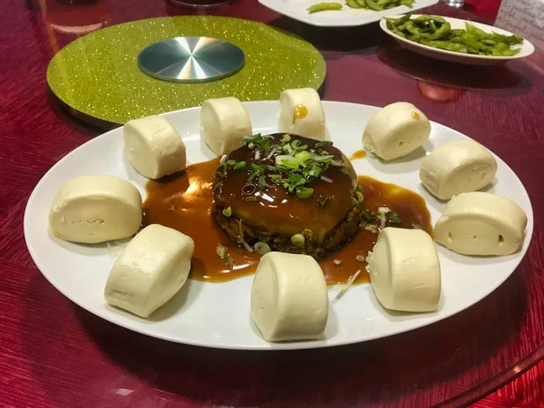 좋은 레스토랑에서 접시에 아시아 음식 — 스톡 사진
