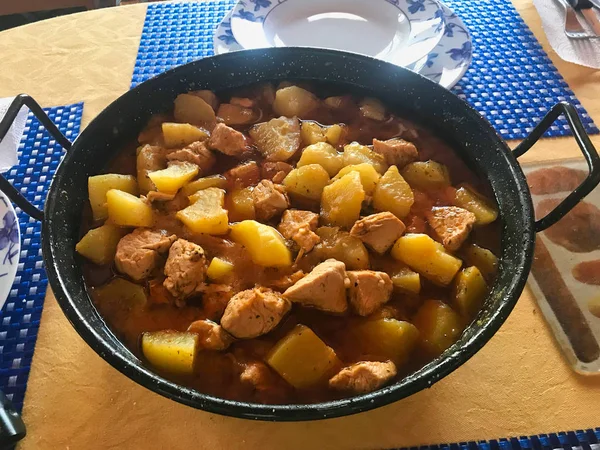 Receita guisado espanhol em uma tigela grande — Fotografia de Stock