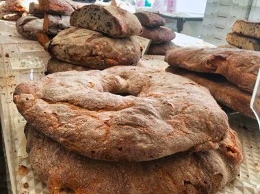 pazarda kahverengi ekmek