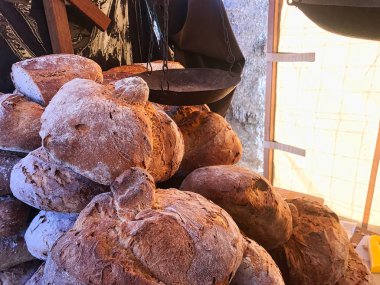 pazarda kahverengi ekmek