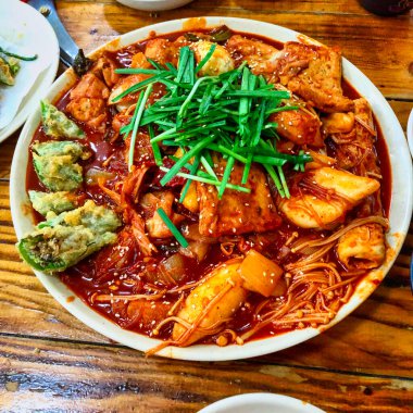 Güney Kore 'deki en iyi yemek, pirinç keki, biber, erişte, et, sebze.