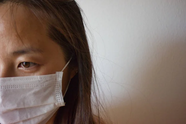 Maske takan güzel bir kıza yaklaş.