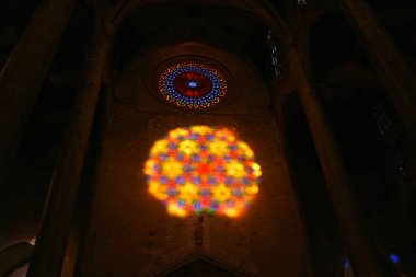 Parlak, parlak ve güzel Gotik Mimari, 12. yüzyılın ortalarından 16. yüzyıla kadar süren bir Avrupa stilidir. Genellikle duvarları kırık mağara alanlarını ağır bir şekilde kullanan bir duvar ustalığı stili olarak tanımlanır.