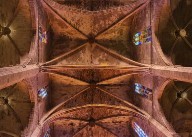 Parlak, parlak ve güzel Gotik Mimari, 12. yüzyılın ortalarından 16. yüzyıla kadar süren bir Avrupa stilidir. Genellikle duvarları kırık mağara alanlarını ağır bir şekilde kullanan bir duvar ustalığı stili olarak tanımlanır.