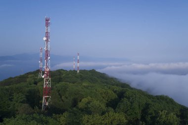 Sis yüksek dağın tepesinde metal yapılar