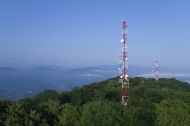 Sis yüksek dağın tepesinde metal yapılar