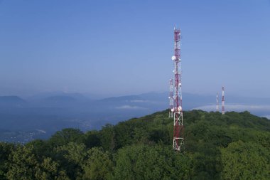 Sis yüksek dağın tepesinde metal yapılar