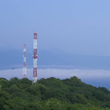 Sis yüksek dağın tepesinde metal yapılar