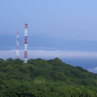Sis yüksek dağın tepesinde metal yapılar