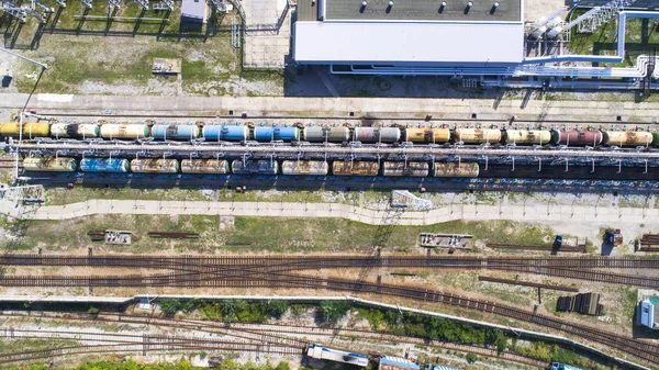 Satır renkli yük treni arabalar ve petrol tankları