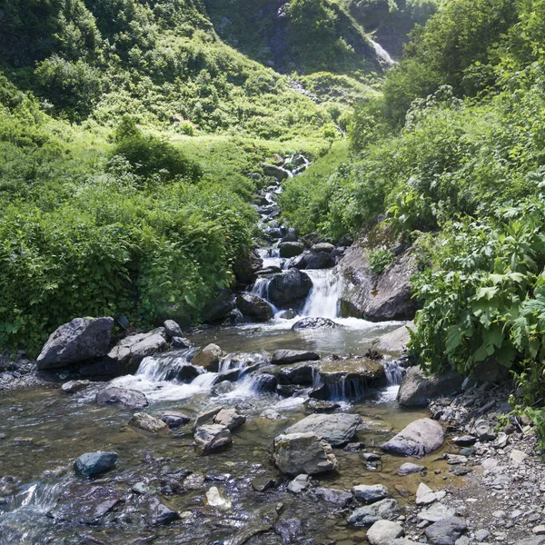 dağlarda yüksek şelale güzel görünümü