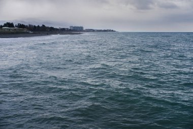 dalga deniz. İskele görünümünden