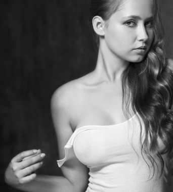 Genç kız poz soyunma