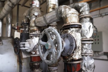 Su girişindeki pompa istasyonu. Borular, elektrik motorları, pompalama üniteleri..