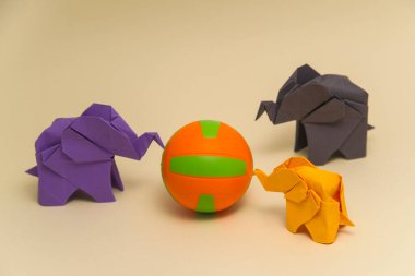 Origami filleri yeşil arka planda renkli kağıtlardan yapılmıştır. Kağıt ve orman koruma kavramı. Aile ve çocukluk. Mockup, boşluğu kopyala.