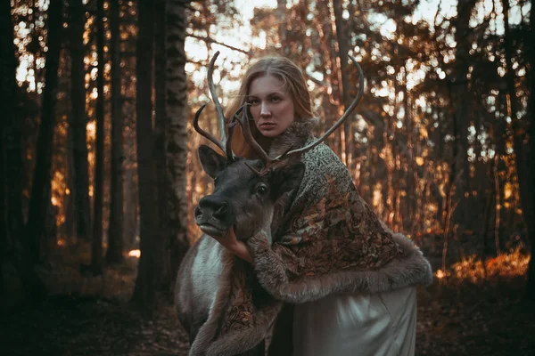 Bella Donna Nella Foresta Con Cervi Fotografia Fiabesca Con Animali — Foto Stock
