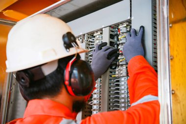 Operatör kayıt işlemi petrol ve teçhizat bitki, offshore petrol ve gaz endüstrisi, offshore petrol ve sondaj platformu denizde petrol ve gaz sürecin operatör izlemek üretim süreci, rutin günlük kaydı.