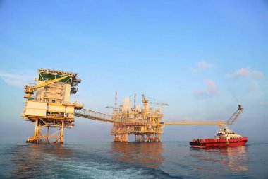 Üretim için açık deniz inşaat platformu. Petrol ve gaz endüstrisi ve sıkı çalışma. Üretim platformu ve işletim süreci kontrol odasından elle ve otomatikman çalışıyor.