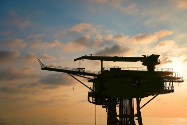 Üretim için açık deniz inşaat platformu. Petrol ve gaz endüstrisi ve sıkı çalışma. Üretim platformu ve işletim süreci kontrol odasından elle ve otomatikman çalışıyor.