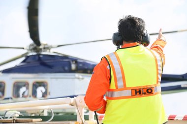 Helikopter iniş pilot ve yardımcı pilot zemin ve destek hizmeti için gerekli pilot olarak iletişim subayı. Helikopter petrol ve doğal gaz platform güvertede iniş