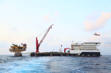 Üretim için açık deniz inşaat platformu. Petrol ve gaz endüstrisi ve sıkı çalışma. Üretim platformu ve işletim süreci kontrol odasından elle ve otomatikman çalışıyor.
