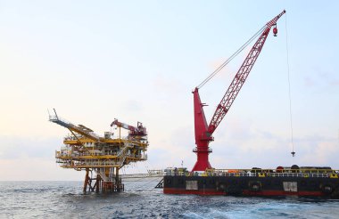 Üretim için açık deniz inşaat platformu. Petrol ve gaz endüstrisi ve sıkı çalışma. Üretim platformu ve işletim süreci kontrol odasından elle ve otomatikman çalışıyor.