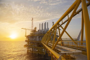 Üretim için açık deniz inşaat platformu. Petrol ve gaz endüstrisi ve sıkı çalışma. Üretim platformu ve işletim süreci kontrol odasından elle ve otomatikman çalışıyor.