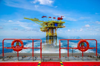 Üretim için açık deniz inşaat platformu. Petrol ve gaz endüstrisi ve sıkı çalışma. Üretim platformu ve işletim süreci kontrol odasından elle ve otomatikman çalışıyor.