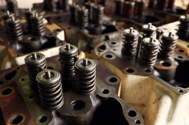 motor egzoz Vana ve alımı Vana, bahar Vana motoru ve otomatik yedek parça, makine çalışma ve bahar hasarlı parçalar tamir için garaja teknisyen tarafından bekledim.