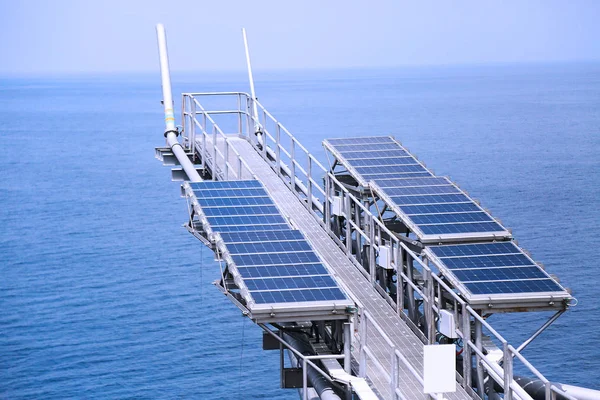太陽の光によって生成された太陽電池電力 青い太陽光発電ソーラー パネル 安全な世界のためにグリーン エネルギーのクローズ アップ電源し バッテリー電源を生成 — ストック写真