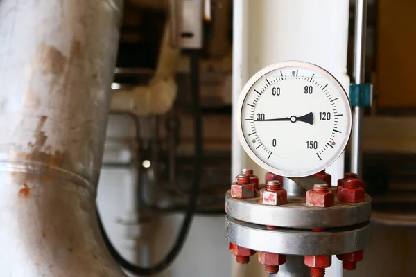 石油和天然气生产过程的监测情况 仪表的测量在行业工作 行业背景与计 近压力表仪测量过程中的压力 — 图库照片